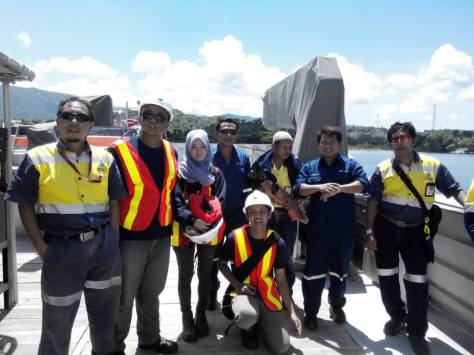 Bersama Departemen Enviro PT Newmont Nusa Tenggara setelah mengambil sampel tailing hasil tambang di dekat palung laut